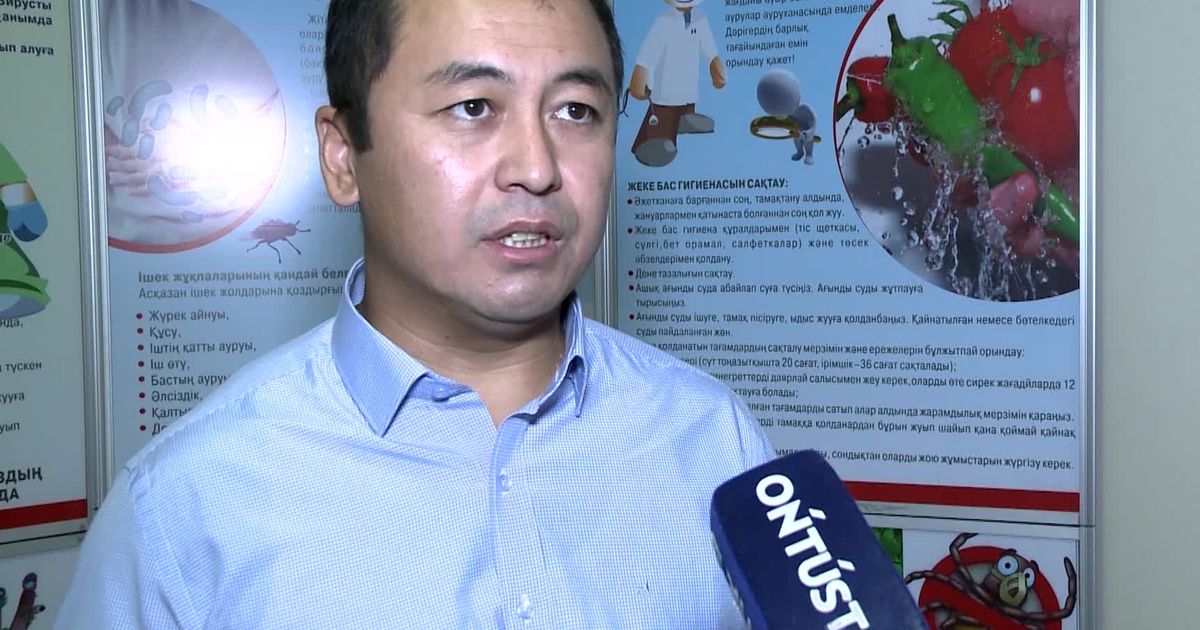 Бананмен ойнаған аққұбаның суреті Кеудесі әдемі жалаңаш қыздың суреті